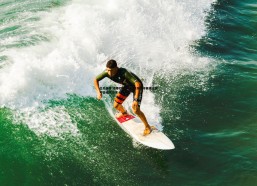 亿兆体育-指哪打哪！中东桌球高手展现无懈可击精准控球